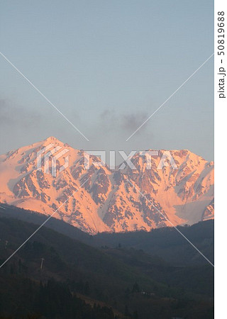 朝焼けに染まる北アルプス白馬三山の白馬鑓ヶ岳と杓子岳を白馬村から見る 朝焼けに染まる北アルプス白馬三山の白馬鑓ヶ岳と杓子岳を白馬村から見る 50819688