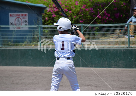 少年野球 バッター 背番号の写真素材