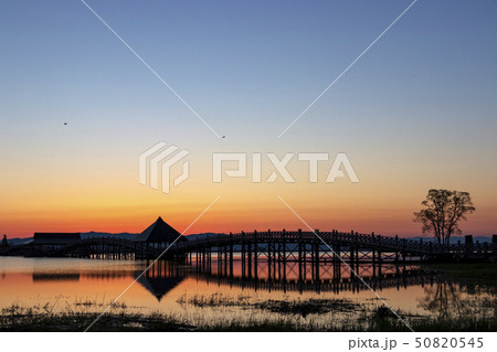 青森　津軽富士見湖　鶴の舞橋　朝焼け1 50820545