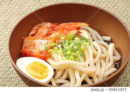 ぶっかけうどん(冷)。キムチ・ゆで卵トッピング。 50821077