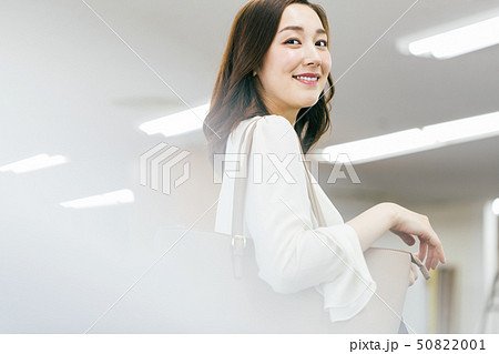 女性 出勤 外出 オフィス ビジネス 女性 出勤 外出 オフィス ビジネス 50822001