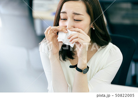 カゼ 風邪 花粉症 鼻水 女性 オフィス 50822005