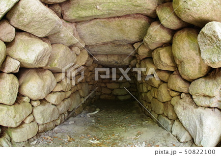 信州 安曇野 松川村 祖父が塚古墳(じいがづか) 石室のある古墳時代後期の円墳 石室内正面横 信州 安曇野 松川村 祖父が塚古墳(じいがづか) 石室のある古墳時代後期の円墳 石室内正面横 50822100