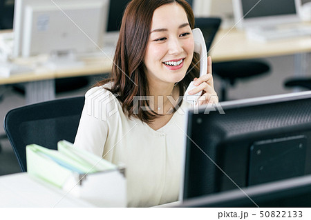女性 電話 OL 事務員 ビジネス 女性 電話 OL 事務員 ビジネス 50822133