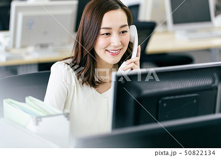 女性 電話 Ol 事務員 ビジネスの写真素材