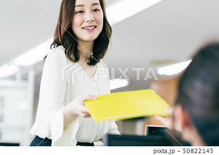 OL 女性 ビジネス 仕事風景 50822145