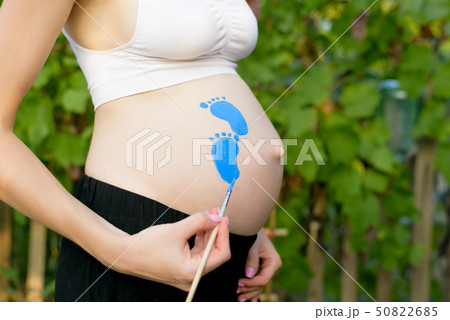 Pregnant woman draws himself on the belly with Pregnant woman draws himself on the belly with 50822685