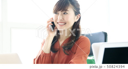 オフィスで仕事をする女性イメージ 50824394