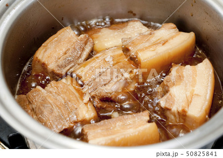 調理中のラフテー(豚の角煮) 調理中のラフテー(豚の角煮) 50825841