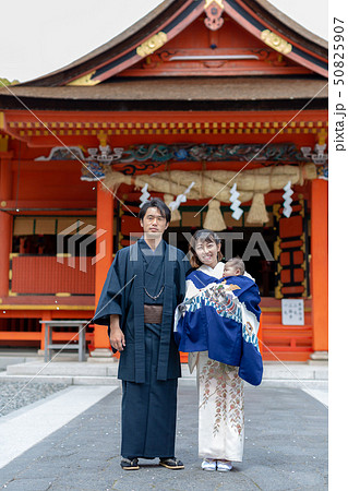 お宮参りの親子 50825907