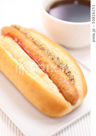 おいしいホットドックとコーヒー 50826251