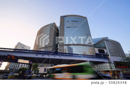 日本の東京都市景観　新数寄屋橋や車の流れなどを望む 50826348