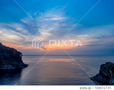 【静岡県伊豆半島ジオパーク】静岡県西伊豆浮島海岸の夕景【秋】 50831735