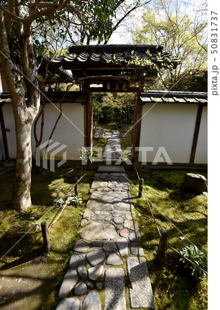 金福寺　芭蕉庵入口 50831737