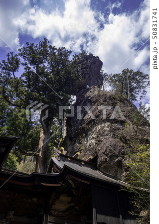 群馬県高崎市榛名町　榛名神社　本社と御姿岩 50831741