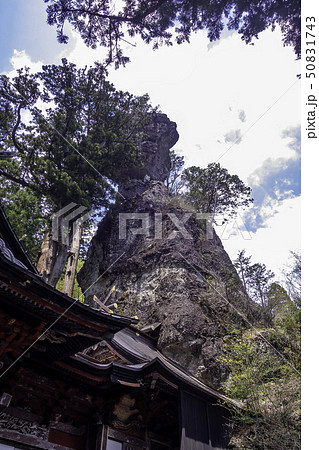 群馬県高崎市榛名町　榛名神社　本社と御姿岩 50831743