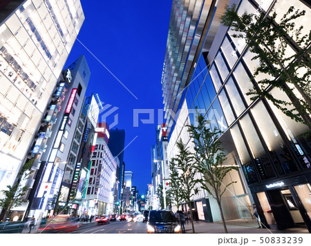 銀座シックスと中央通り 50833239