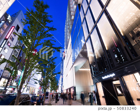 銀座シックスと中央通り 50833240