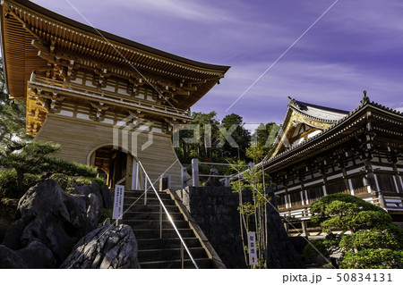 埼玉県日高市 聖天院 鐘楼(鐘堂)と本堂 埼玉県日高市 聖天院 鐘楼(鐘堂)と本堂 50834131