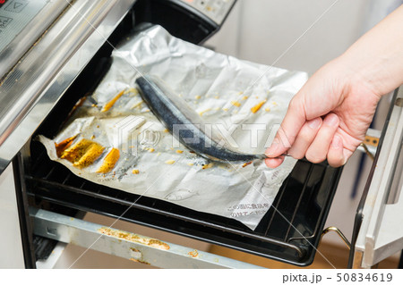 魚焼きグリルで魚を焼く手元 50834619