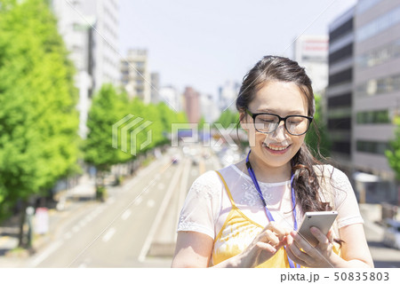 カジュアルビジネス　スマートフォン　検索　操作　女性 50835803