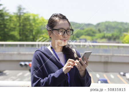 カジュアルビジネス　スマートフォン　検索　操作　女性 50835815