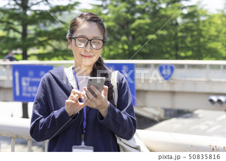 カジュアルビジネス　スマートフォン　検索　操作　女性 50835816
