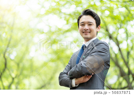 公園でリラックスするサラリーマン 50837871