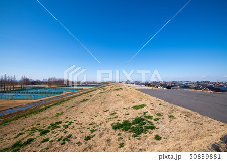 さいたま市荒川堤より大宮健保グラウンド治水橋 秩父方面を望むの写真素材 5091