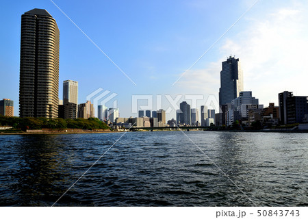 隅田川テラス 隅田川沿いの高層マンション群の写真素材