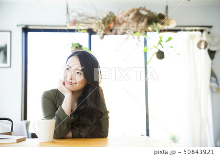 女性 若い女性 リビング ライフスタイル リラックス スマイル 笑顔 女性 若い女性 リビング ライフスタイル リラックス スマイル 笑顔 50843921