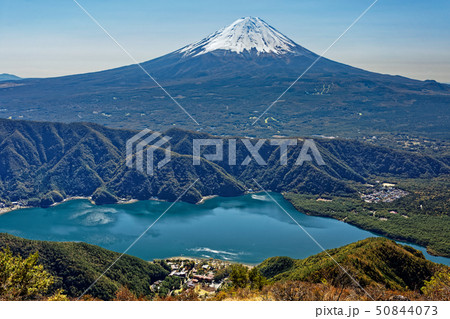 御坂山地。雪頭ヶ岳から見る富士山と西湖 御坂山地。雪頭ヶ岳から見る富士山と西湖 50844073