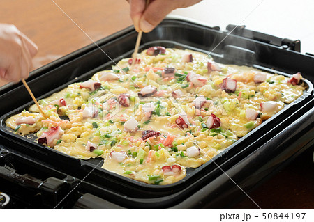 おうちのホットプレートでたこ焼き作り おうちのホットプレートでたこ焼き作り 50844197