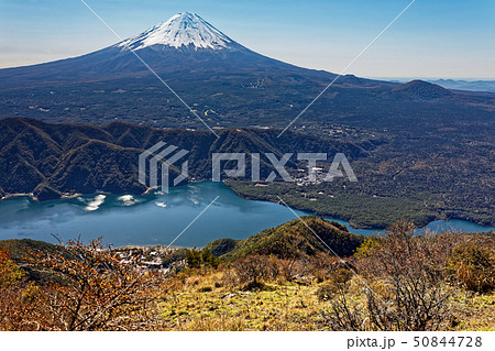 御坂山地・雪頭ヶ岳から見る富士山と西湖 50844728