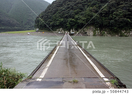 増水した四万十川と沈下橋 増水した四万十川と沈下橋 50844743