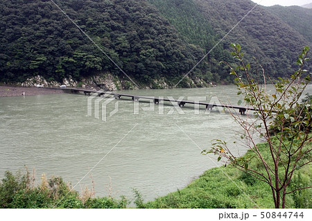増水した四万十川と沈下橋 50844744
