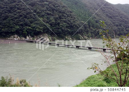 増水した四万十川と沈下橋 増水した四万十川と沈下橋 50844745