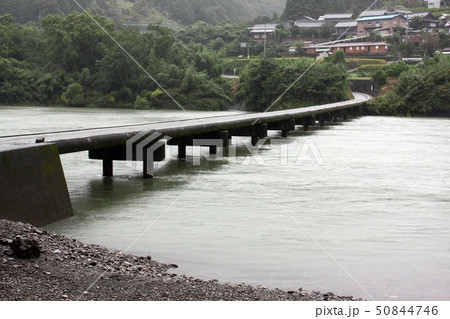 増水した四万十川と沈下橋 50844746