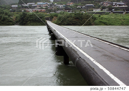 増水した四万十川と沈下橋 50844747