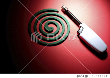 ライターと蚊取り線香 50844751