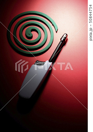 ライターと蚊取り線香 50844754