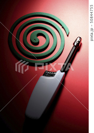 ライターと蚊取り線香 50844755