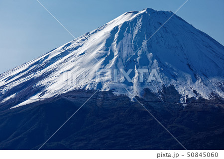 御坂山地・節刀ヶ岳から見る新雪の富士山 御坂山地・節刀ヶ岳から見る新雪の富士山 50845060