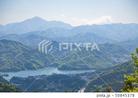 東京都　明治の森高尾国定公園　小仏城山の小仏峠から富士山・相模湖の眺め 50845378