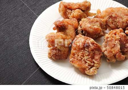 紙皿に盛り付けられた鶏の唐揚げ。 紙皿に盛り付けられた鶏の唐揚げ。 50848015