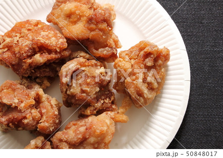 紙皿に盛り付けられた鶏の唐揚げ。 50848017