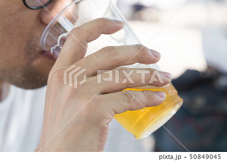 ビールを飲む男性 50849045