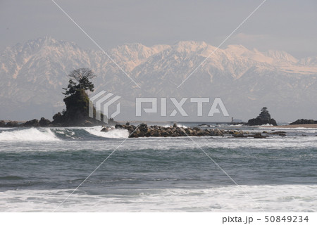 遠く立山連峰を望む 雨晴海岸 遠く立山連峰を望む 雨晴海岸 50849234