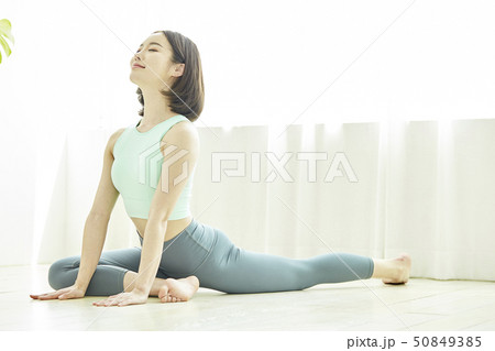 ストレッチ 運動 若い女性 50849385