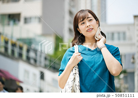 夏 女性 暑い 汗 夏 女性 暑い 汗 50851111